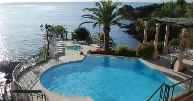appartement-piscine-privee-acces-plage-provence-alpes-cotes-dazur