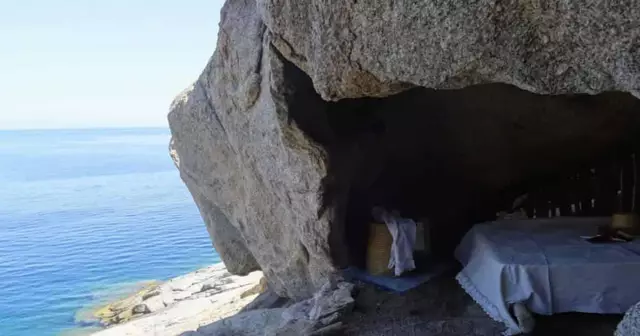 vraie-grotte-bord-plage-haute-corse