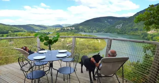 cabane-pilotis-eau-4-personnes