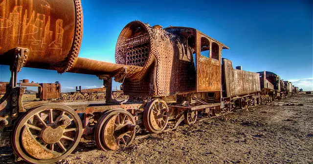 1024px-Old_rusty_train_on_desert_near_the_town_of_Uyuni_-_October_2007