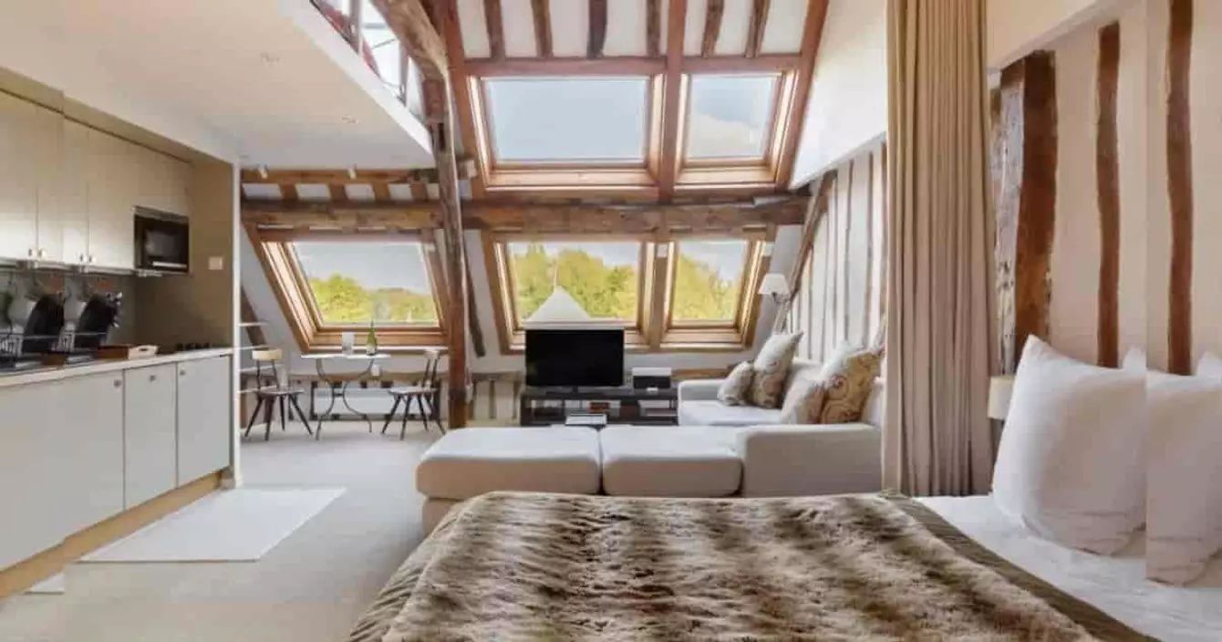 atelier-artiste-fenetres-plafond-normandie