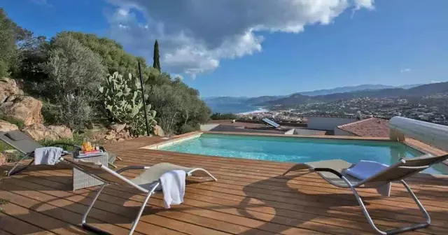 une-villa-contemporaine-avec-vue-mer-et-piscine-ile-rousse