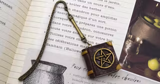 marque-page-grimoire-phosphorescent