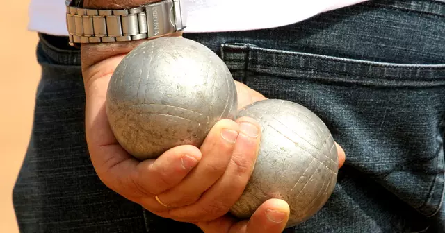 Two_boules_in_hand